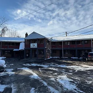 2* Motel Courtyard